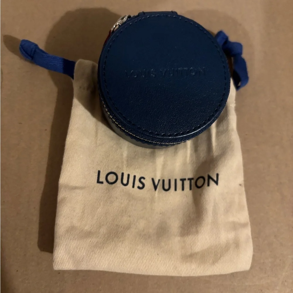 Louis Vuitton Monogram Earbuds - Picture 4 of 8
